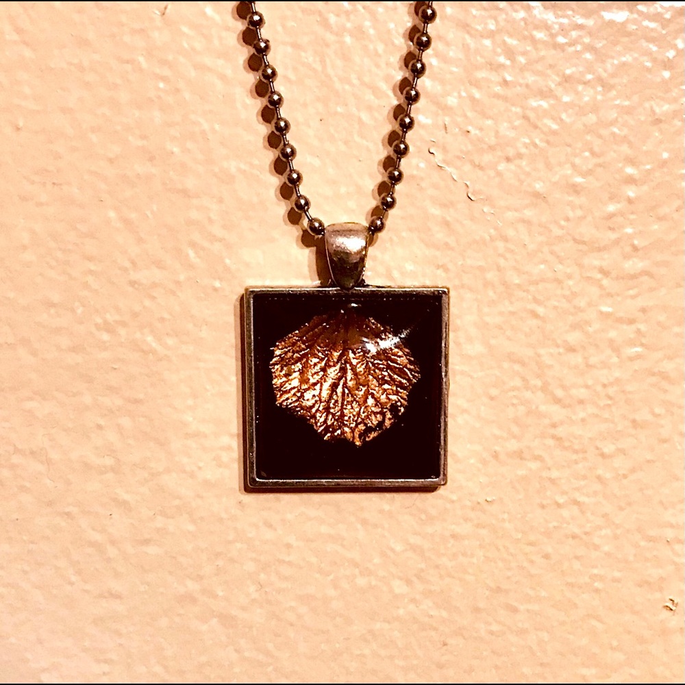 Gold Resin Leaf 🍃 UNISEX Pendant/ (OS) NEW!!